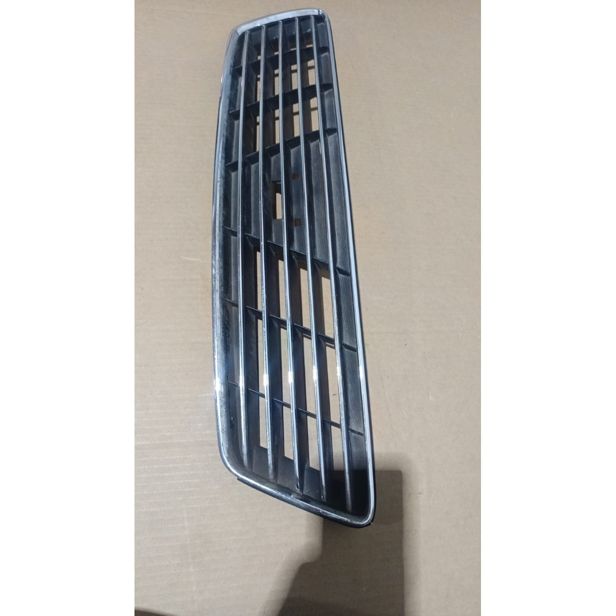 Grade Dianteira Kia Carnival Usado Original Com Detalhe Pequ Preto Cromado