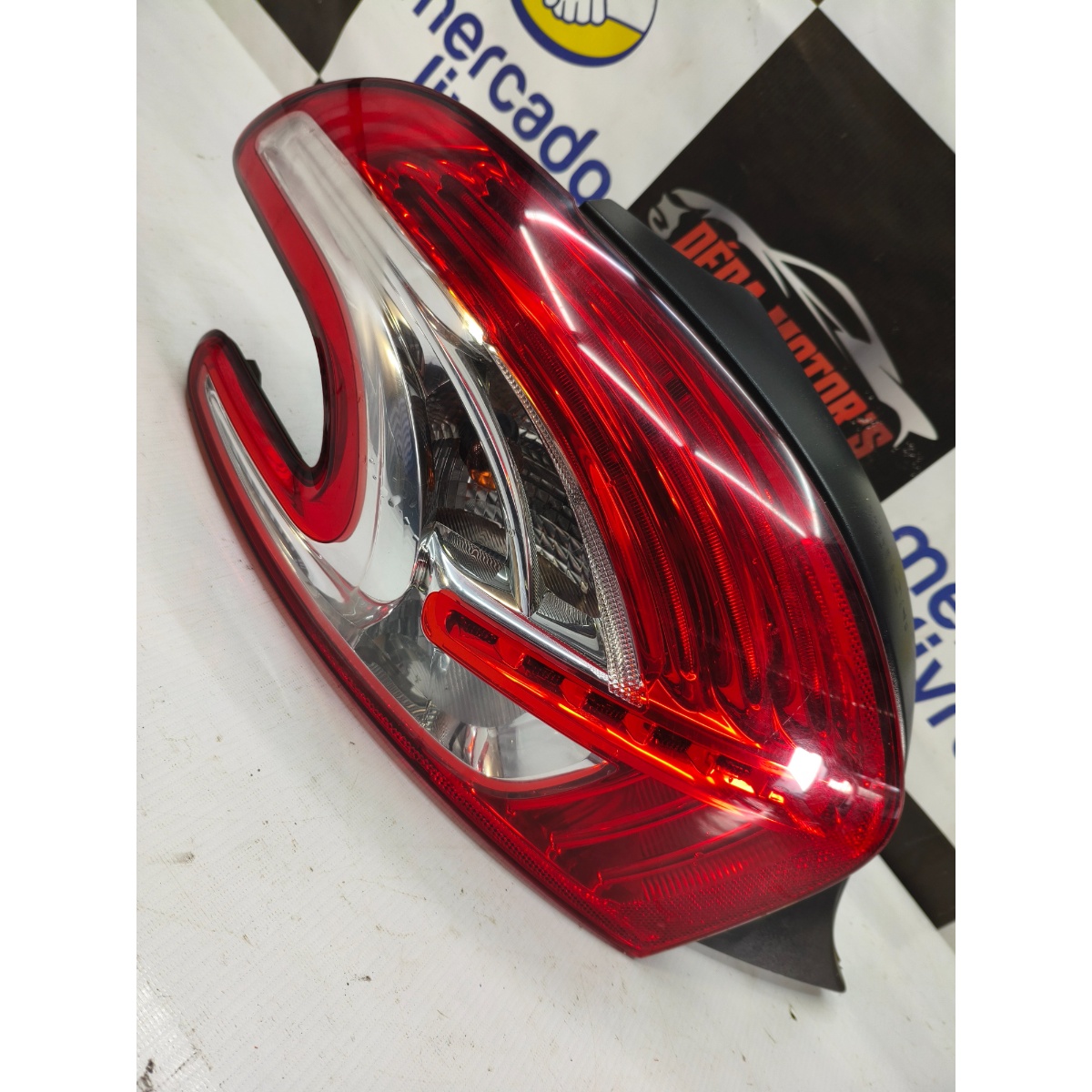 Lanterna Traseira Esquerda Peugeot 208 13/16 9677331180 Orig Esquerdo/motorista Vermelho