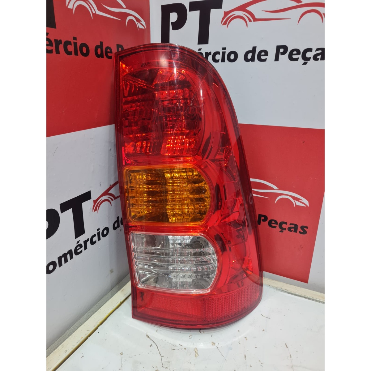 Lanterna Traseira Direita Toyota Hilux 2010 Com Avaria - Imagem 1