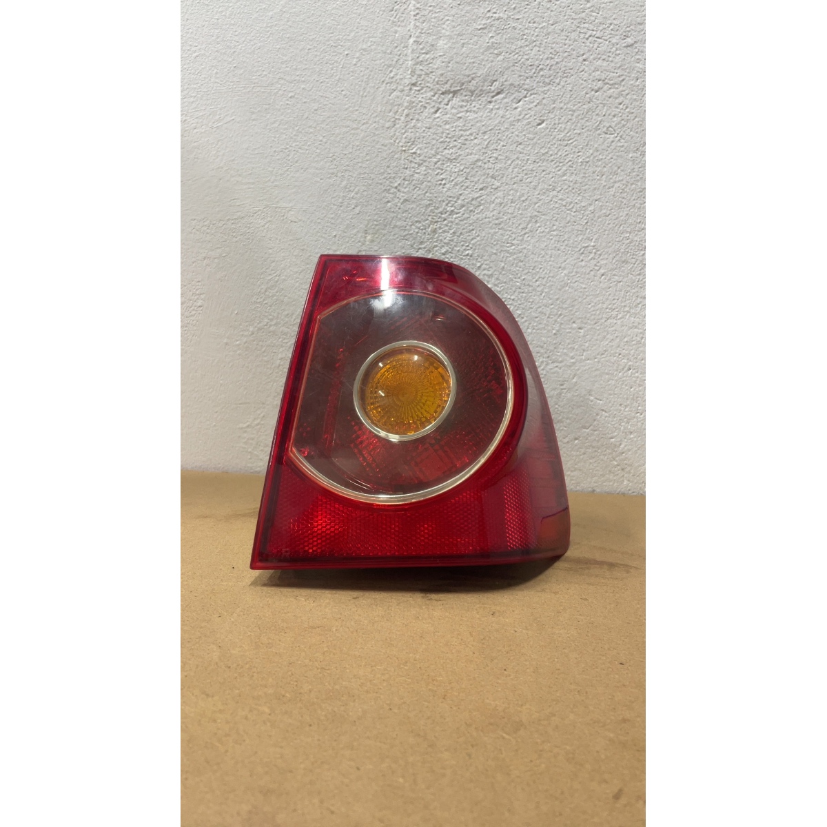 Lanterna Traseira Direita Polo Sedan Direito/passageiro Vermelho