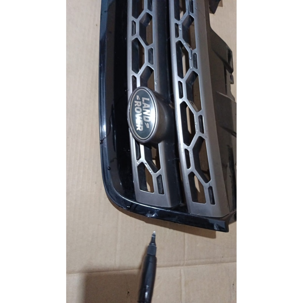 Grade Land Rover Discovery Sport Preto Com Detalhes Prateados - Imagem 4