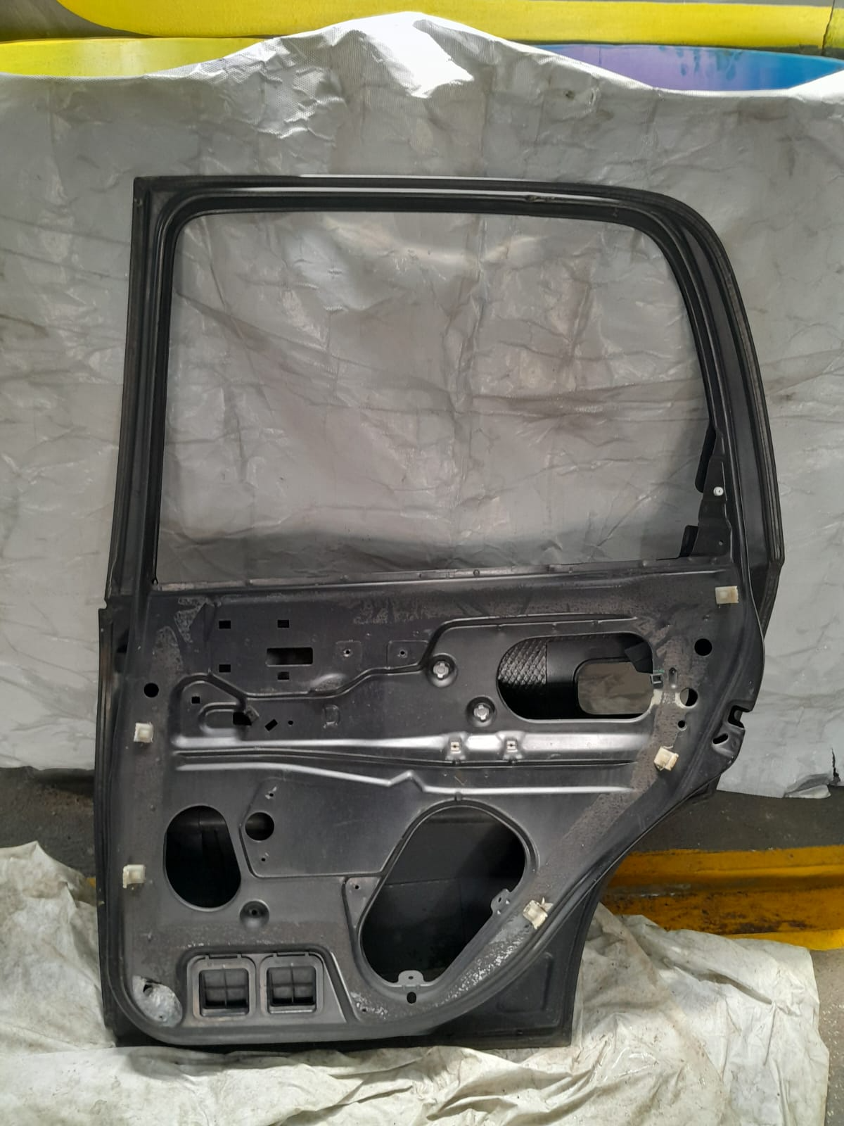 PORTA TRAS CORSA 96/06 PRATA LD - Imagem 2