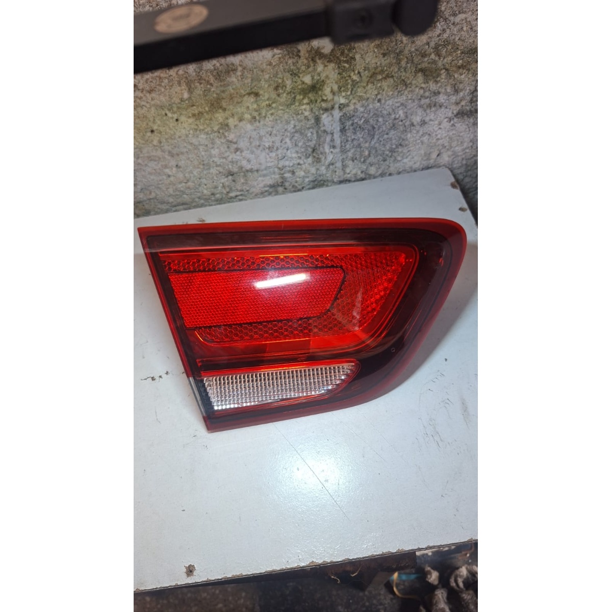 Lanterna Tampa Traseira Esq Chevrolet Cobalt Vermelho 2018 - Imagem 2