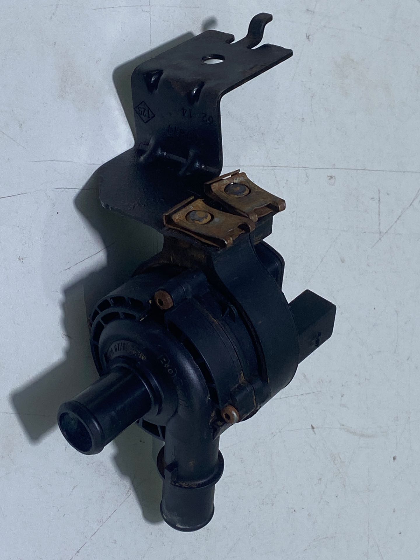 Bomba De Agua Auxiliar Bosch Renault Master 2014 A 2022 - Imagem 1