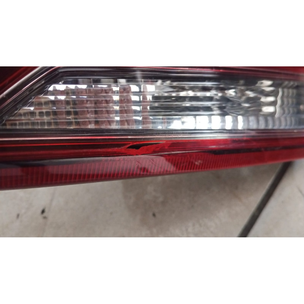 Lanterna Da Tampa Traseira Direita Toyota Yaris Com Detalhe Direito/passageiro Vermelho E Transparente - Imagem 2