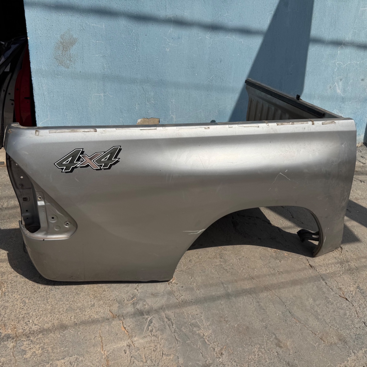 Lateral cacamba hilux 2016/26 dupla direita prata - Imagem 4